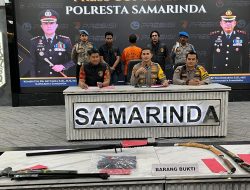Polisi Amankan Pelaku Pengacungan Senjata Tajam di Samarinda: Diduga Dipengaruhi Alkohol dan Perselisihan Lahan Parkir