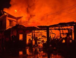 Api Mengamuk di Jantung Pasar Segiri, 44 Bangunan Hangus Dilalap Si Jago Merah